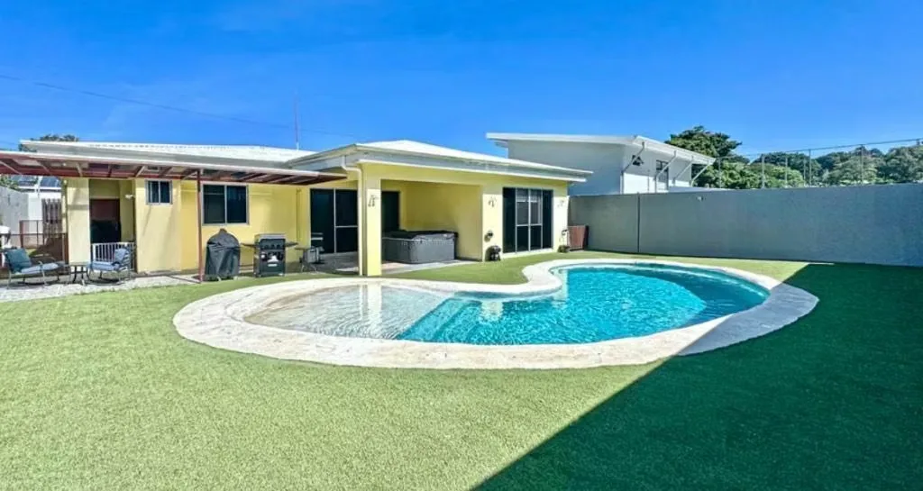 La propiedad de una planta, tres habitaciones, dos baños y medio amplios a Verde de cochera para dos carros. Se encuentra ubicada en ciudad Cariari y Belen Heredia para más ...