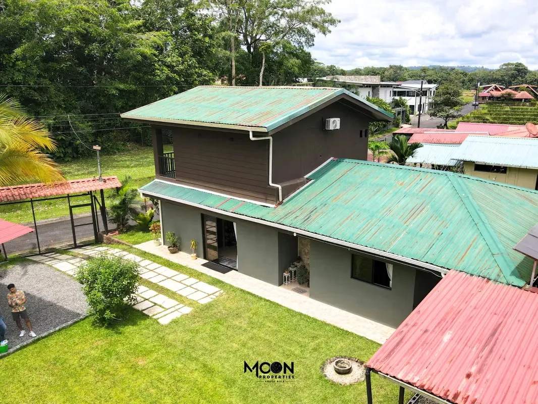 Descubre esta elegante casa de 3 dormitorios, ubicada a solo 3 km del centro de La Fortuna, en un lote de 655 m² dentro de un condominio privado y seguro. Una combinación perfecta de ..., photo 2
