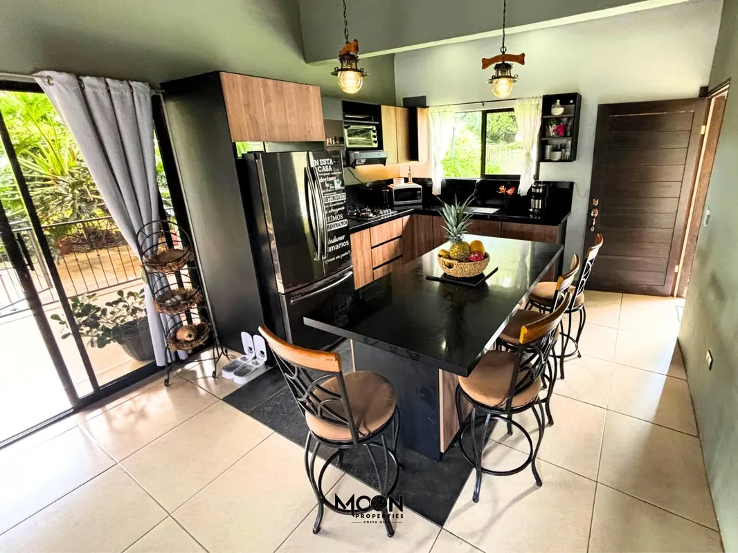 Descubre esta elegante casa de 3 dormitorios, ubicada a solo 3 km del centro de La Fortuna, en un lote de 655 m² dentro de un condominio privado y seguro. Una combinación perfecta de ..., photo 4