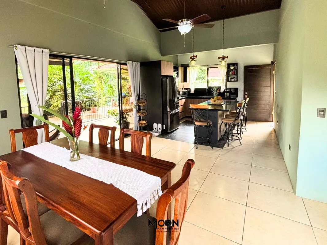 Descubre esta elegante casa de 3 dormitorios, ubicada a solo 3 km del centro de La Fortuna, en un lote de 655 m² dentro de un condominio privado y seguro. Una combinación perfecta de ..., photo 5