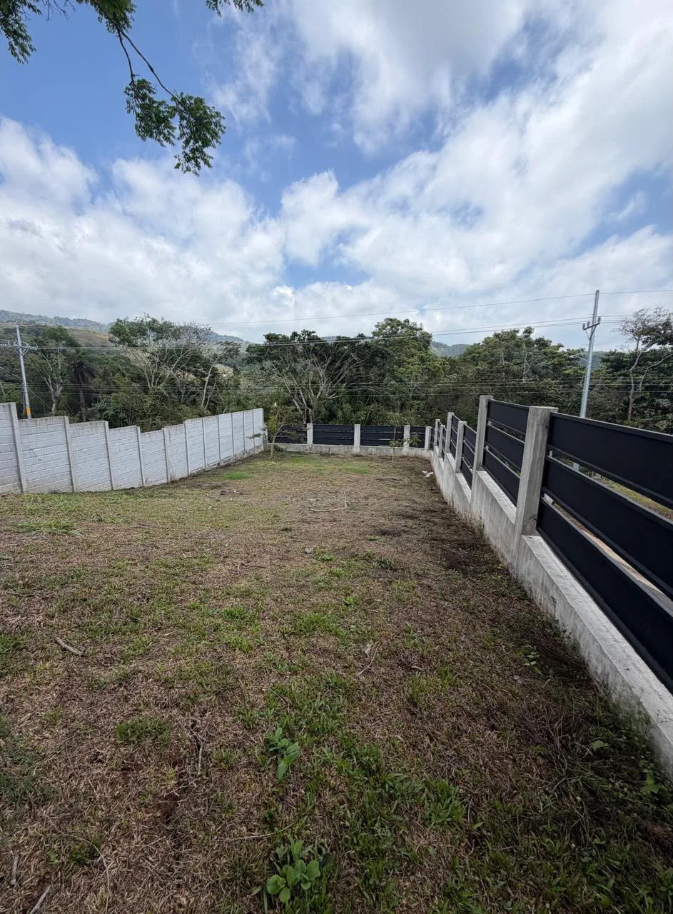 Lote listo para construir en Natural Hills — San Ramón, con cerramiento completo y vistas a la montaña