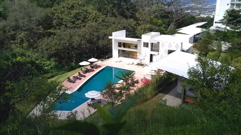 Alquilo hermoso y moderno apto con LINEA BLANCA en Escazú centro en el exclusivo condominio BOSQUES DE ESCAZU con acabados de primera, en primer piso, de 1 nivel. Cuenta con baño de ...