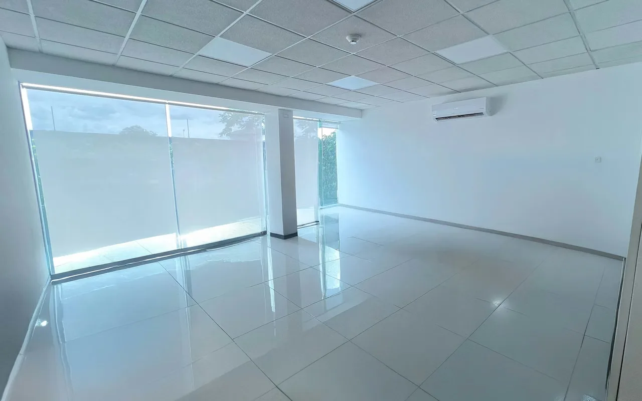 Office space for rent 34 m² in Santa Ana with access to Route 27