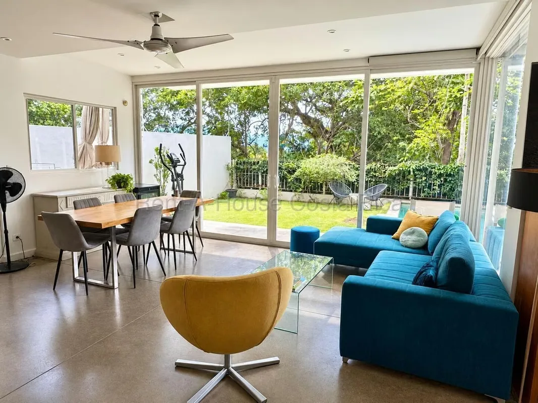 En Piedades de Santa Ana, esta casa ofrece una combinación difícil de encontrar: amplios espacios interiores, conexión directa con el jardín, piscina (cloración salina) privada y ...