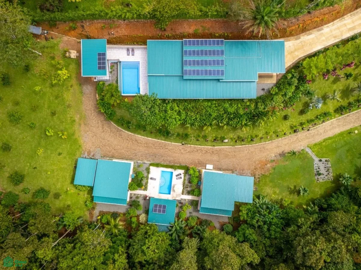 Serena casa de lujo con 2 villas para invitados, río y piscinas en 2,3 acres, photo 2