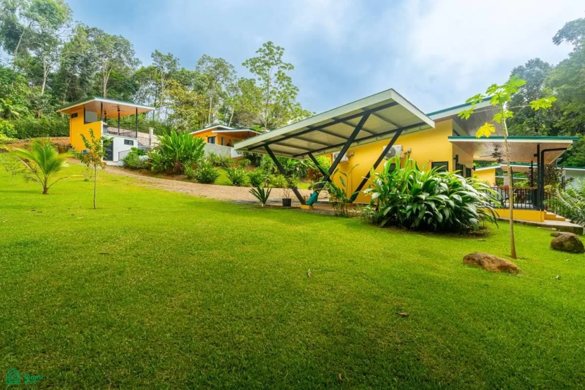 Serena casa de lujo con 2 villas para invitados, río y piscinas en 2,3 acres, photo 5