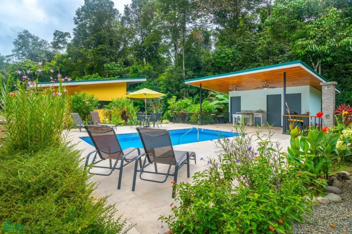 Serena casa de lujo con 2 villas para invitados, río y piscinas en 2,3 acres, photo 8