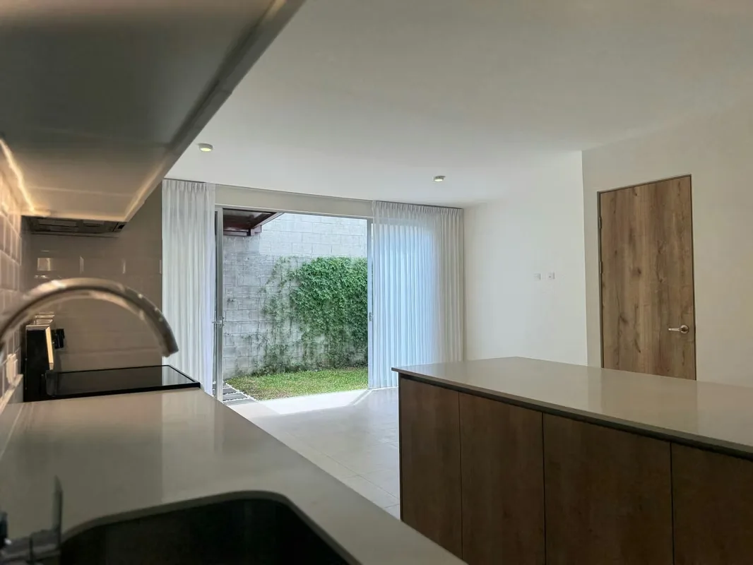 ¡Disponible ahora! Viva en Condominio CAIA, Bello Horizonte de Escazú: una casa seminueva de ...