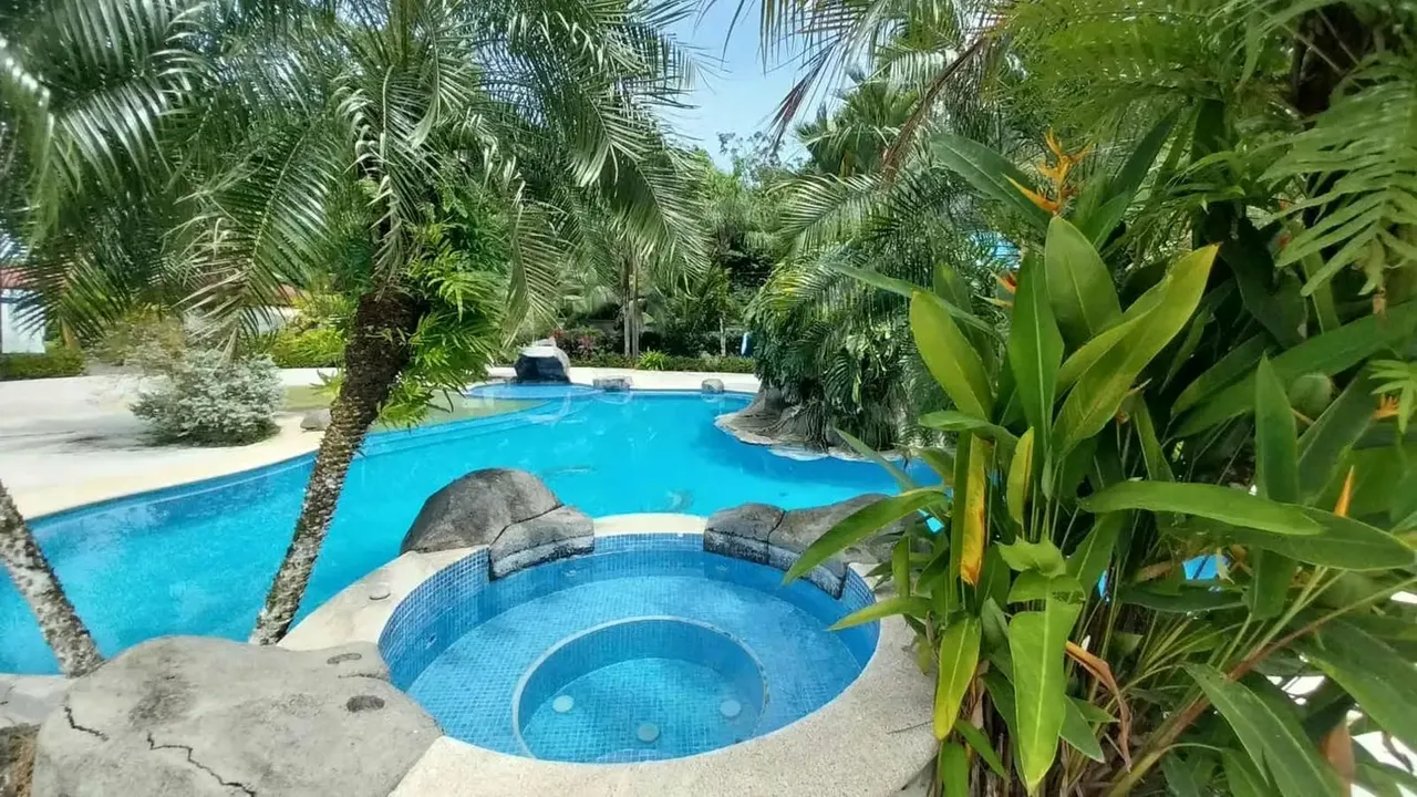 In the exclusive and paradisiacal destination of Punta Leona, just 45 minutes from the capital, lies this imposing and elegant residence, perfect for those seeking comfort, nature, and ...