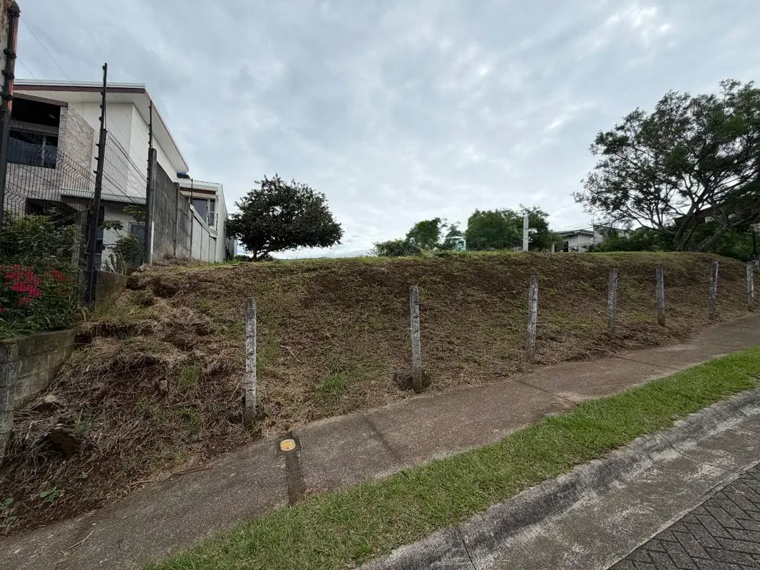 Se vende hermoso lote en Residencial Altos del Espino en Puente Salas, Barva de Heredia.