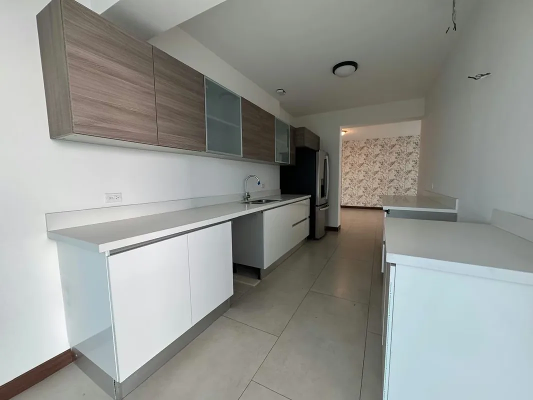 Apartamento amplio en torre exclusiva de Escazú 