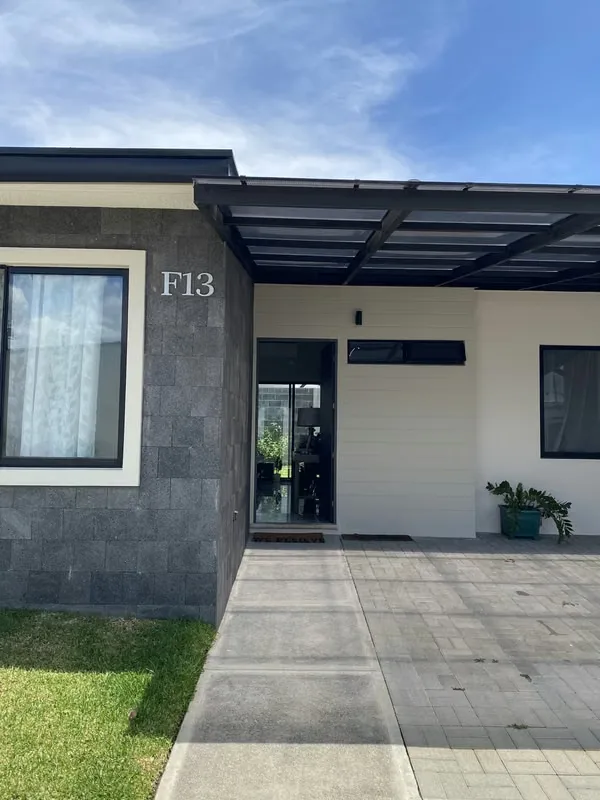 Queres  vivir en una de las zonas más exclusivas y cotizadas de Lindora. Esta hermosa casa de una sola planta ...