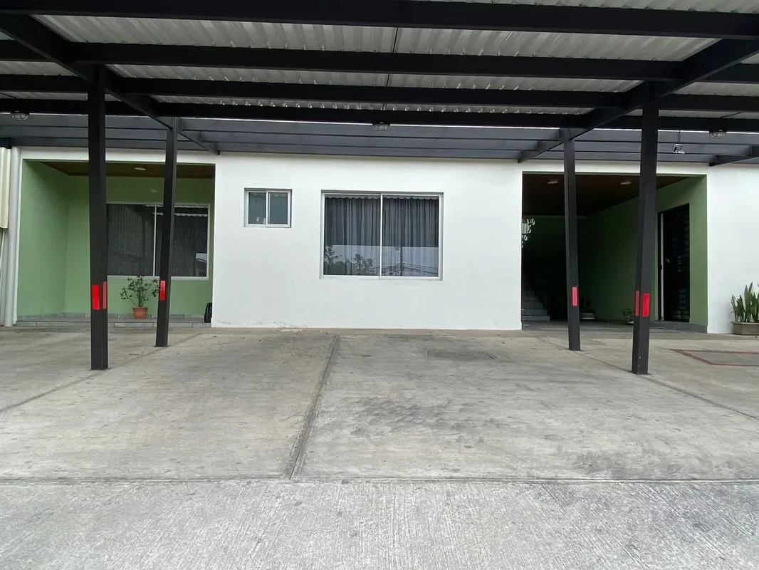 Apartamento amplio y muy bien ubicado en el centro de Santa Ana.