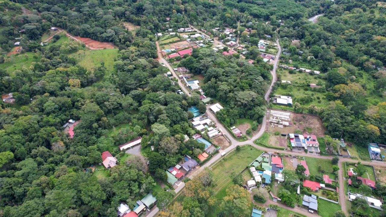PROPERTY WITH THREE BEDROOM HOME AND PUBLIC ROAD IN FRONT, IN UVITA – 0.24 ACRES, photo 3