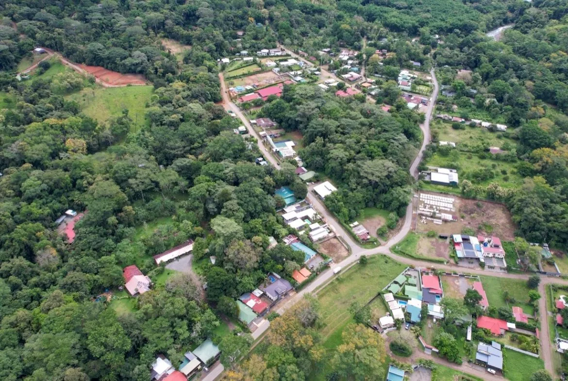 PROPERTY WITH THREE BEDROOM HOME AND PUBLIC ROAD IN FRONT, IN UVITA – 0.24 ACRES, photo 4
