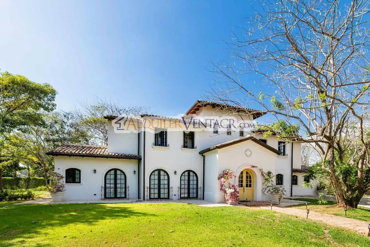 Para venta lujosa casa con piscina propia en el exclusivo Hacienda Pinilla en Tamarindo Guanacaste, es de 2 niveles, mide 454 m2 de construcción y 1.630 m2 de lote, cuenta con 4 ...