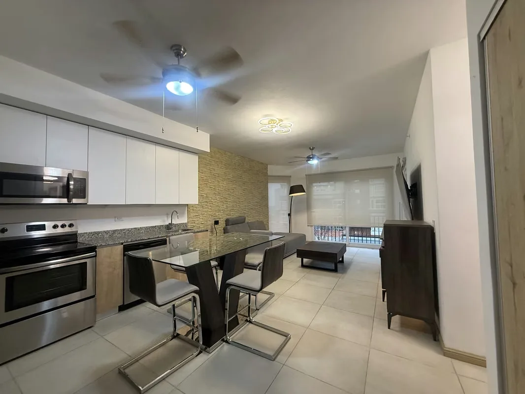 Santa Verde totalmente amueblado de 2 habitación de 84m2, esquinero, con aire acondicionado. Linea Blanca: Refrigeradora, cocina, lavaplatos, microondas extractor, ventiladores de ...
