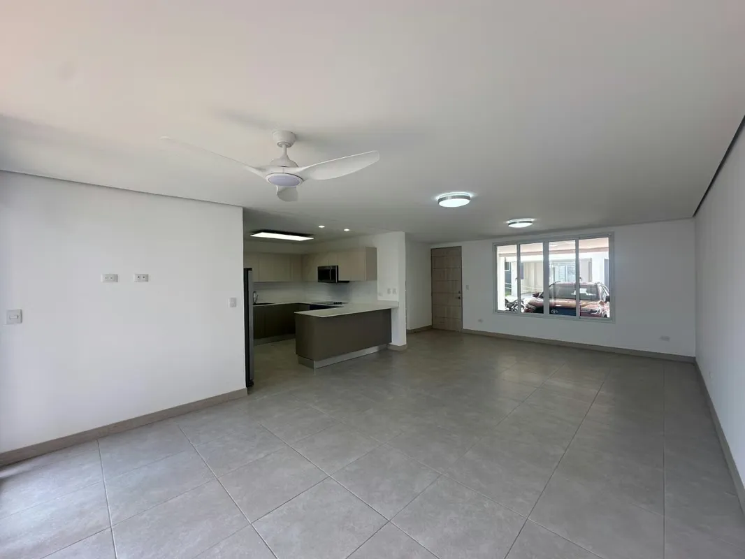 Casa con vista espectacular, ubicada en Guachipelin Norte, en uno de los mejores Condominios de la zona , lujoso con excelentes y muy completas amenidades, casa con acabados impecables, ...