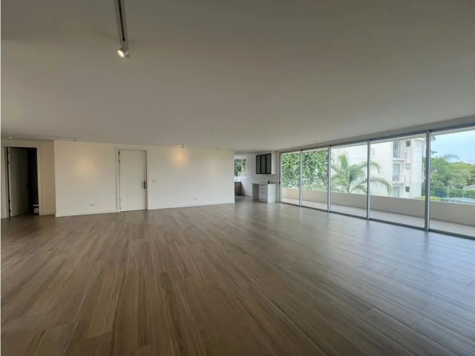 Se alquila elegante apartamento con amplio balcón, diseñado para ofrecer confort y buena distribución. Características principales: