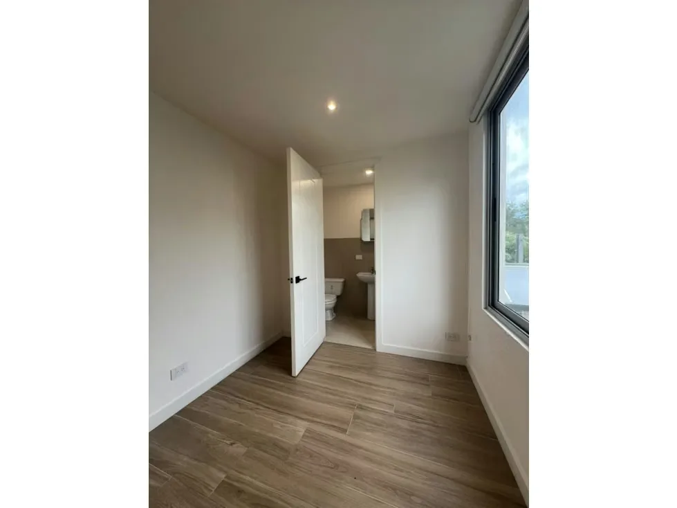 Se alquila elegante apartamento con amplio balcón, diseñado para ofrecer confort y buena distribución. Características principales:, photo 7