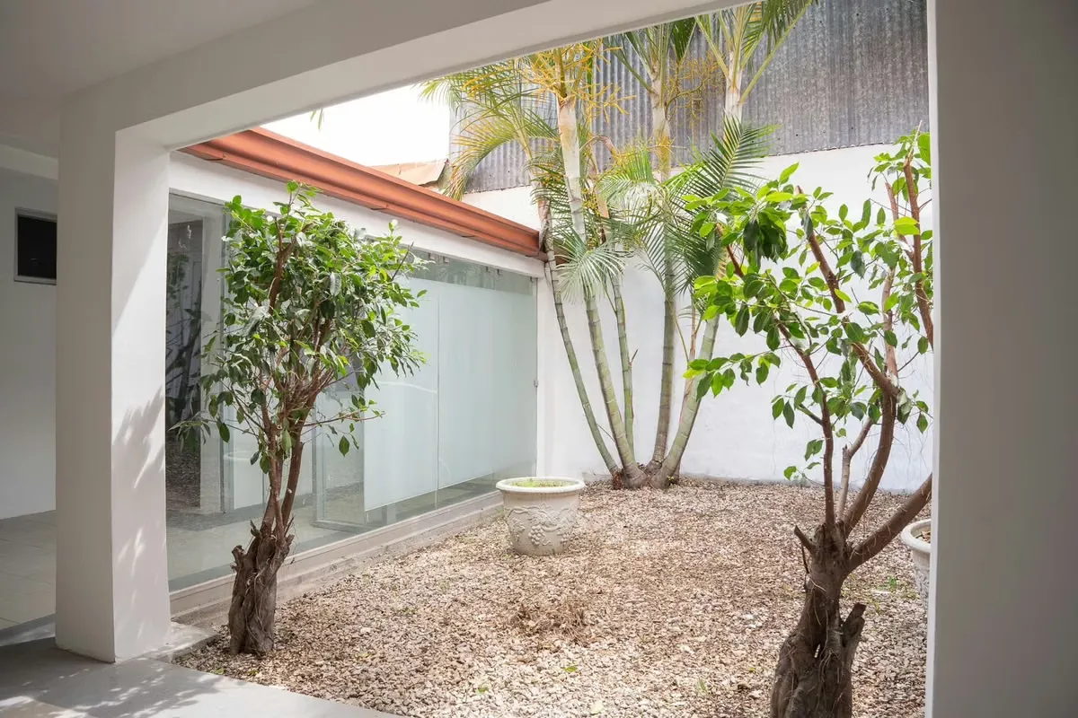 Edificio Comercial en VENTA, de dos niveles. En el primer nivel nos encontramos varios espacios de oficinas y salas de reuniones, cada una cuenta con aire acondicionado y algunas ...
