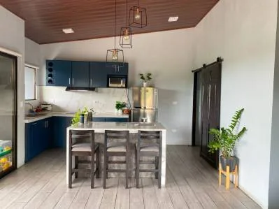 0.11 ACRES – Casa de 3 dormitorios y 2 baños con garaje cubierto!!