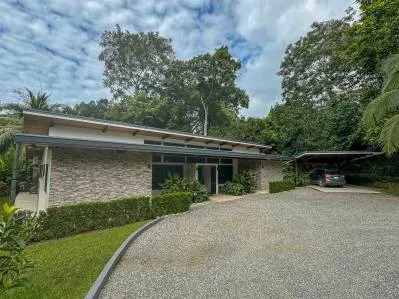 Private In-Town Location Move-In Ready Contemporary Home with a Prime Location, photo 2
