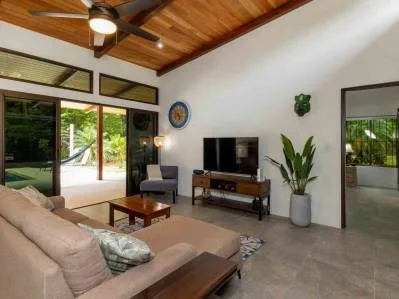 Private In-Town Location Move-In Ready Contemporary Home with a Prime Location, photo 6