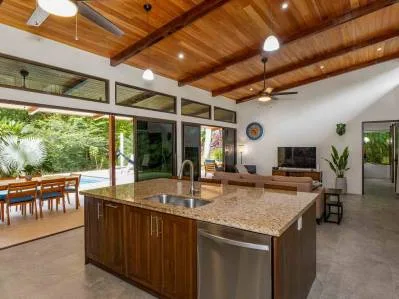 Private In-Town Location Move-In Ready Contemporary Home with a Prime Location, photo 8