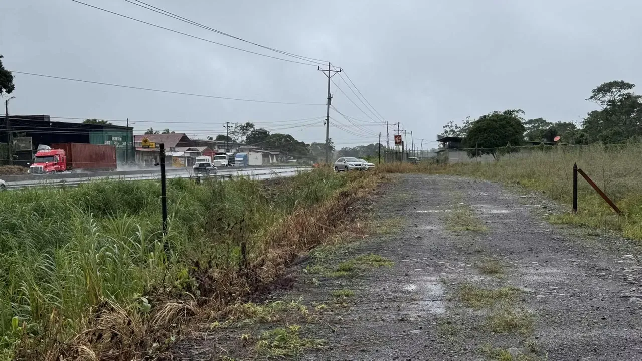 5,227 m2 mixed-use lot for sale, facing Route 32 in La Marina Guápiles