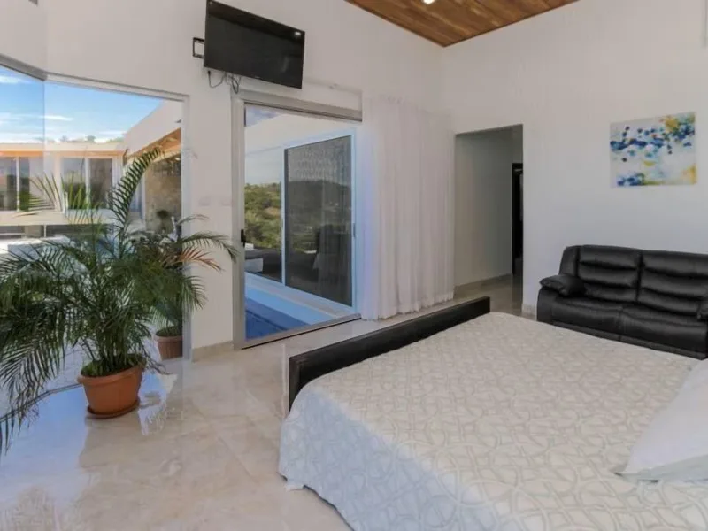 5 Bed Single Family Homes For Sale in Hermosa, photo 10
