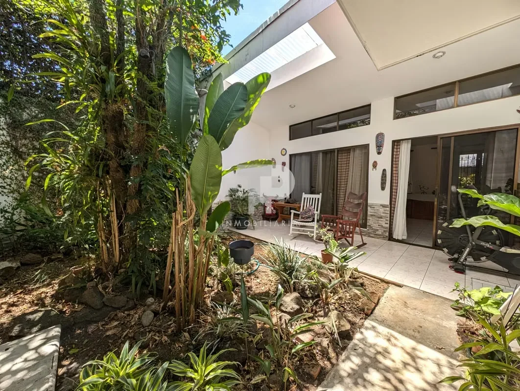 SPACIOUS HOUSE FOR SALE IN BARVA, HEREDIA - PERFECT FOR BUSINESS ZSP2