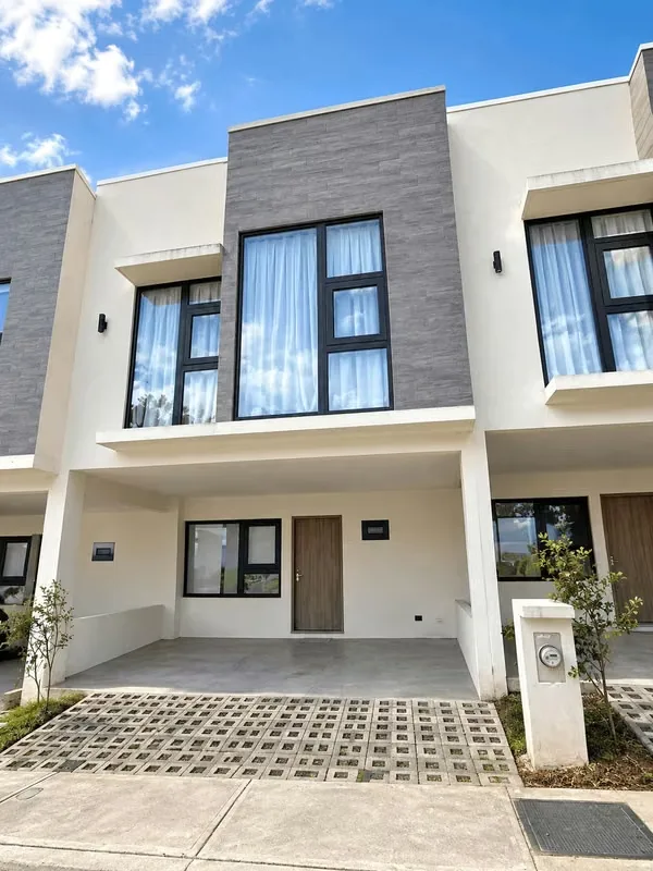 Condominio en San Antonio de Escazú , Casa NUEVA amueblada lista para estrenar con: 3 habitaciones ,2.5 baños , 2 parqueos techados ,Jardín privado.