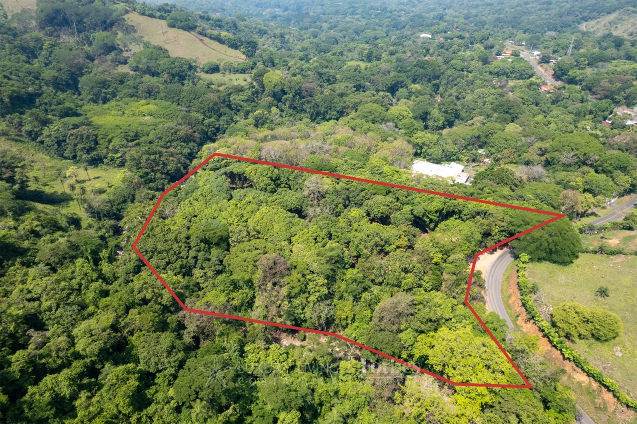 Finca para desarrollo con áreas planas, río y acceso a carretera