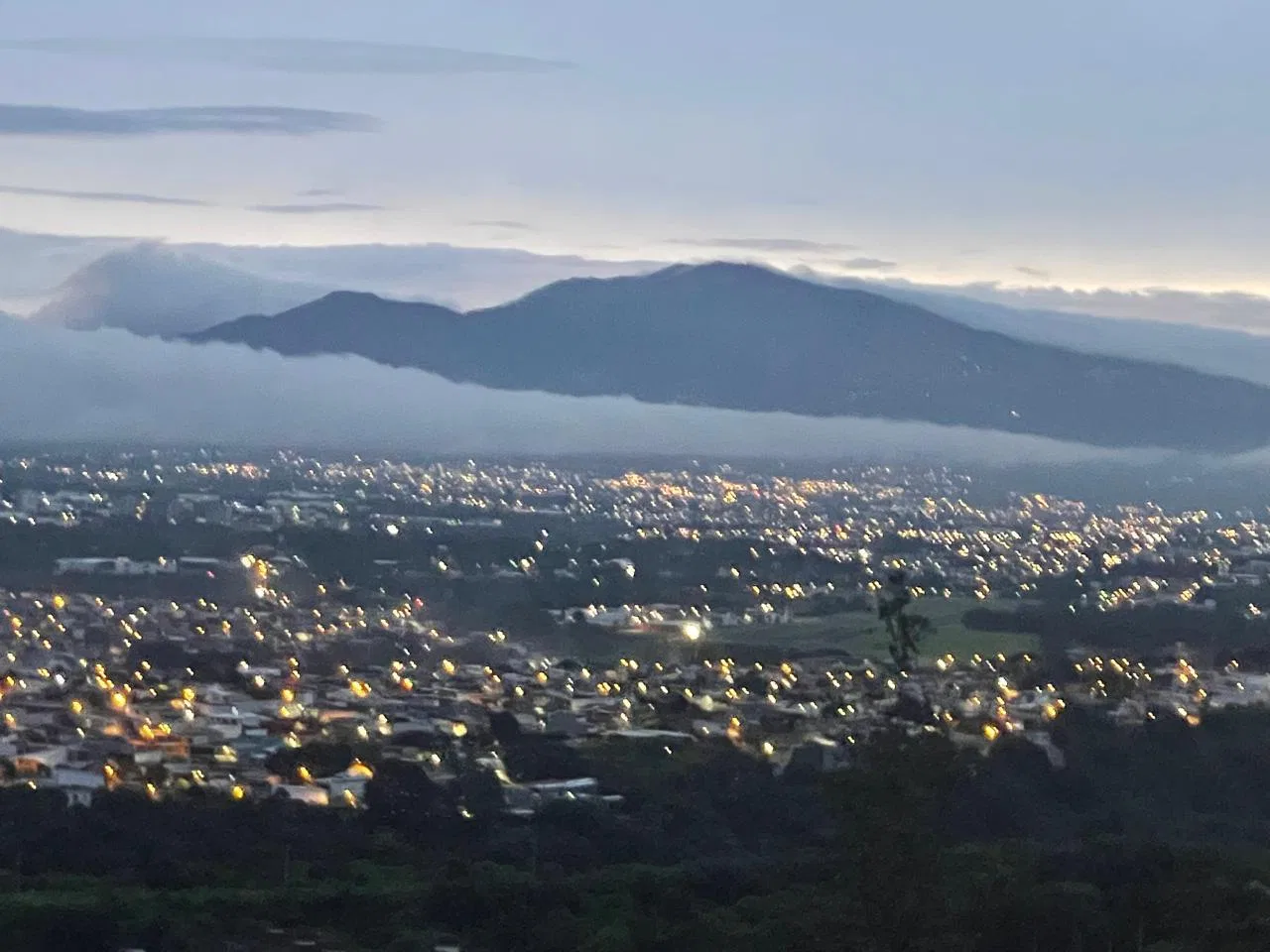 La casa que busca con increíbles vistas y atardeceres en Guachipelín de Escazú Rebajada de $899,000 a $790,000.