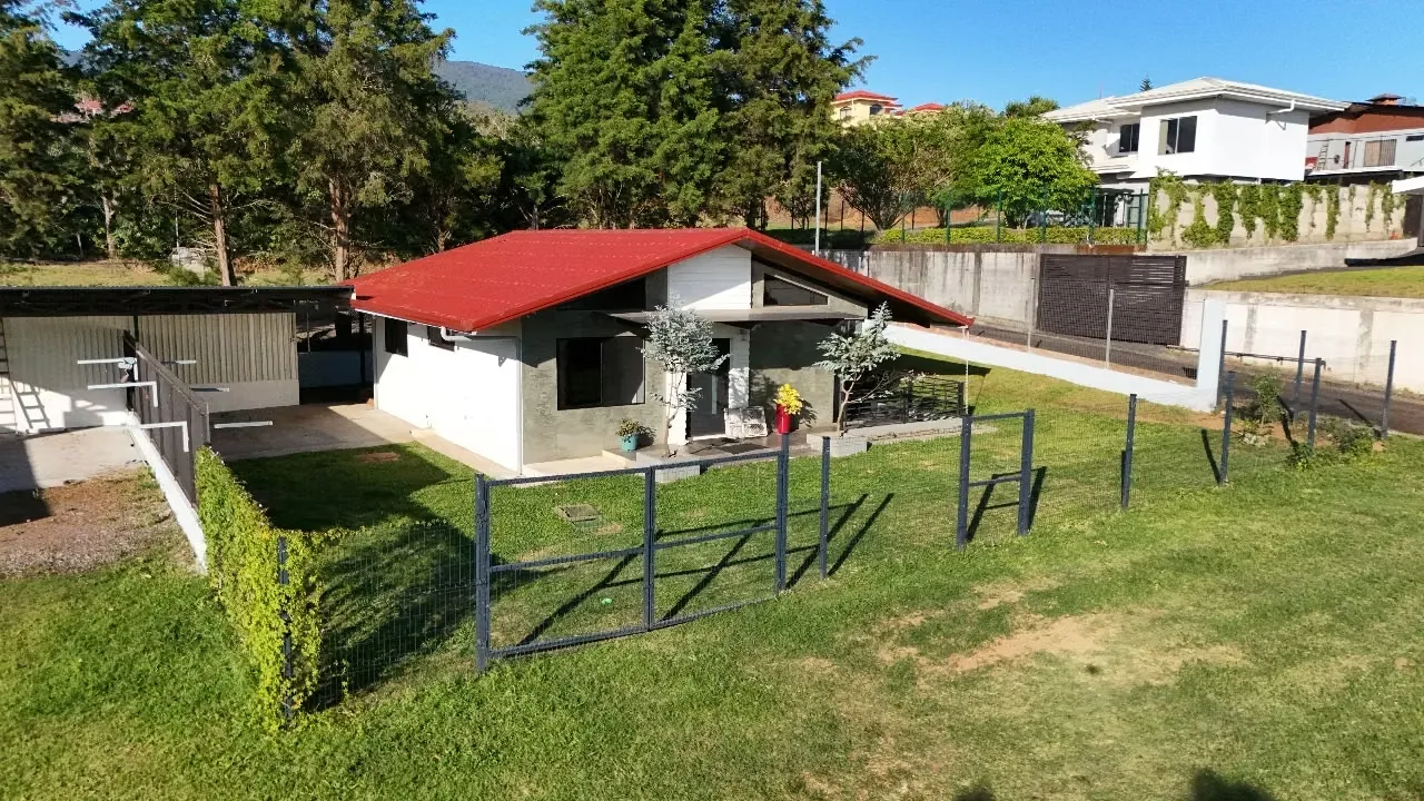 Casa moderna en San Isidro de Grecia con gran terreno y vistas naturales.
