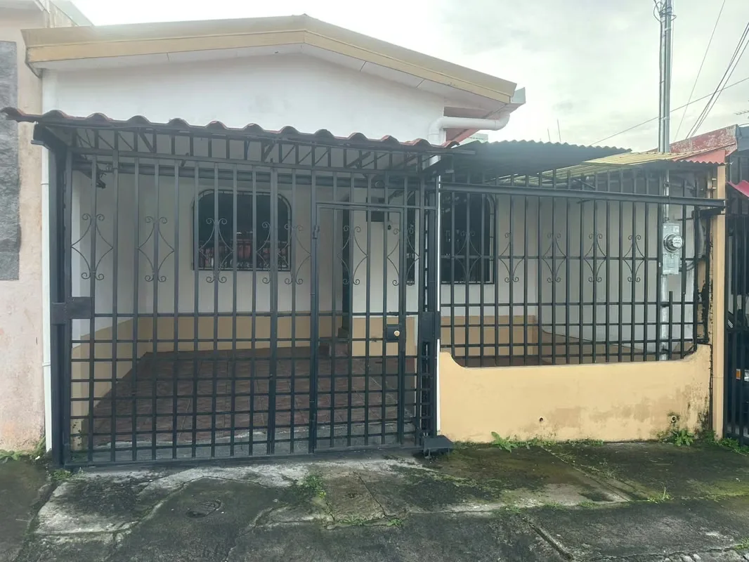 Si buscas un hogar que combine la tranquilidad de un entorno seguro con una distribución sumamente práctica, esta propiedad es ideal para ti. Ubicada en la exclusiva y tranquila zona ...