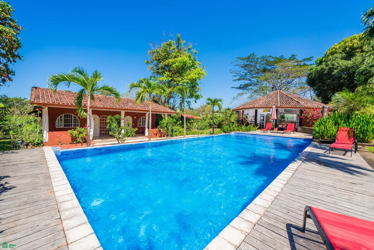 Invierta en Guanacaste: casa colonial, 10 unidades de alquiler y 3 piscinas en La Garita Nueva