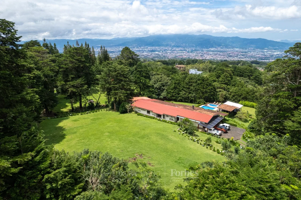 Mountain Estate with Pool, Ranch, 5 Bedrooms, and Land, Heredia