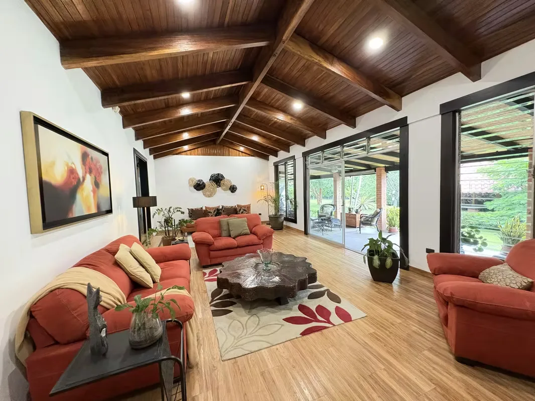 FOR RENT — COMMERCIAL PROPERTY IN SANTA ANA — 2,510 M² LOT WITH MIXED-USE ZONING