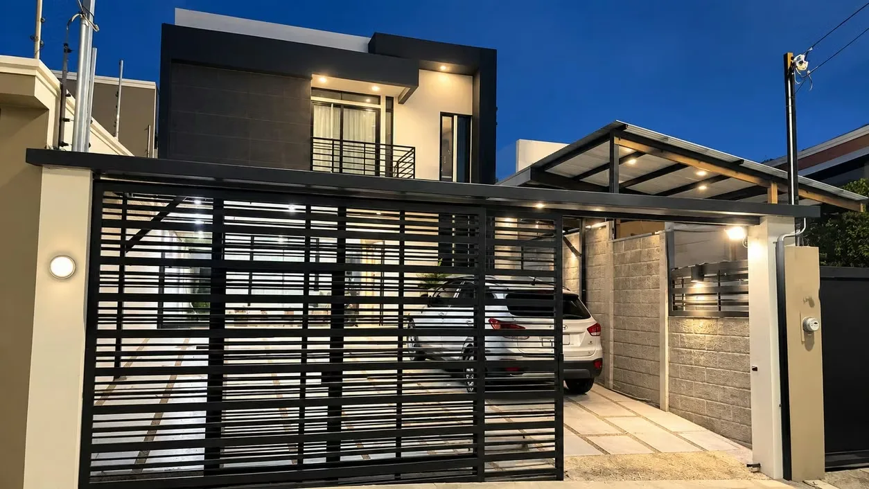 Casa de dos plantas, espacios cómodos y funcionales, ideal para familias que buscan un ambiente agradable. Una propiedad con patio y terraza ideal para disfrutar en familia y crear ...