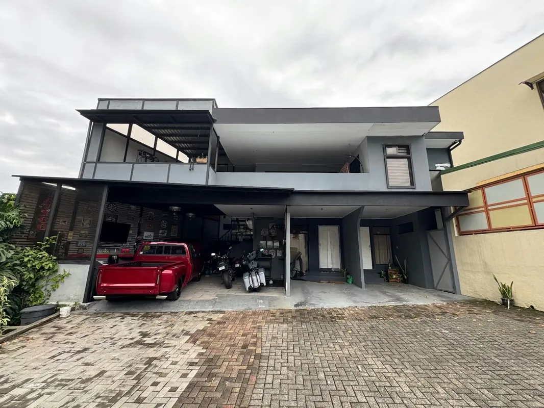 Sale of house with two condomino apartments located in San Antonio de Desamparados. On the first level there are two apartments, each with a garage space, two rooms, a full bathroom, ...