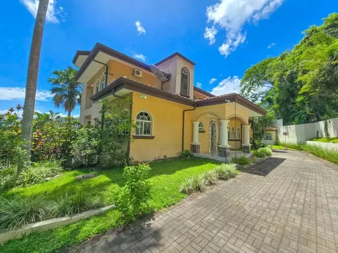 Descubre esta impresionante residencia de lujo ubicada en una de las zonas más exclusivas de Piedades de Santa Ana, dentro de un residencial privado con seguridad 24/7. Diseñada para ..., photo 2