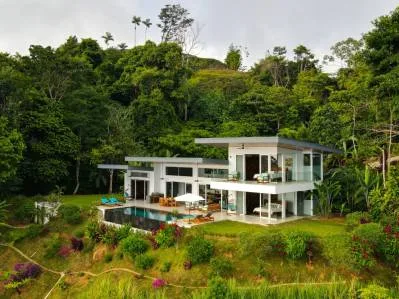Casa moderna de nueva construcción en venta en Costa Verde Estates con increíble vista al mar