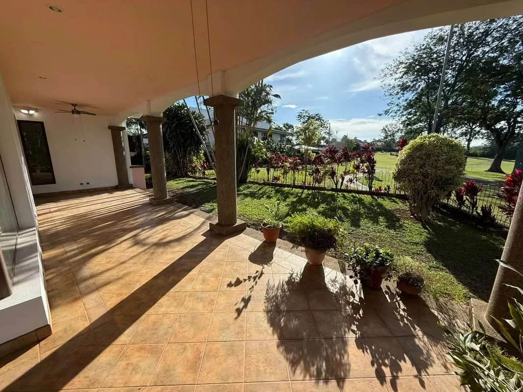 Viva frente al campo de golf en una residencia donde el lujo, la amplitud y la privacidad se unen, photo 6