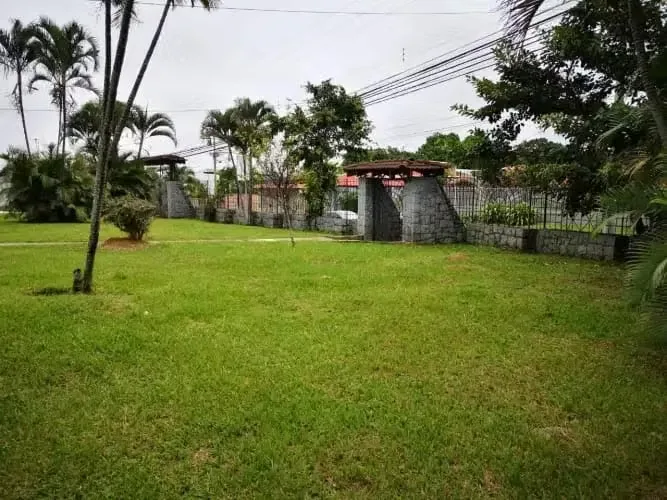 Hermosa y amplia propiedad ubicada en San Joaquin de flores. Tiene permiso mixto de habitación o comercial y una casa de 1000 mts², la misma cuenta con 8 habitaciones, 8 baños, 2 ..., photo 3