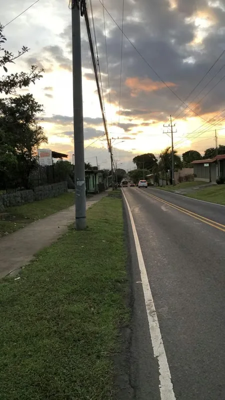 Hermosa y amplia propiedad ubicada en San Joaquin de flores. Tiene permiso mixto de habitación o comercial y una casa de 1000 mts², la misma cuenta con 8 habitaciones, 8 baños, 2 ..., photo 5