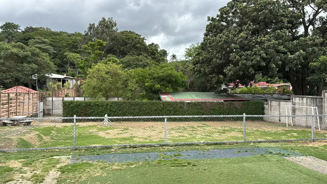 ESCAZU GUACHIPELIN LARGE HOUSE WITH POOL IN RESIDENTIAL, photo 2