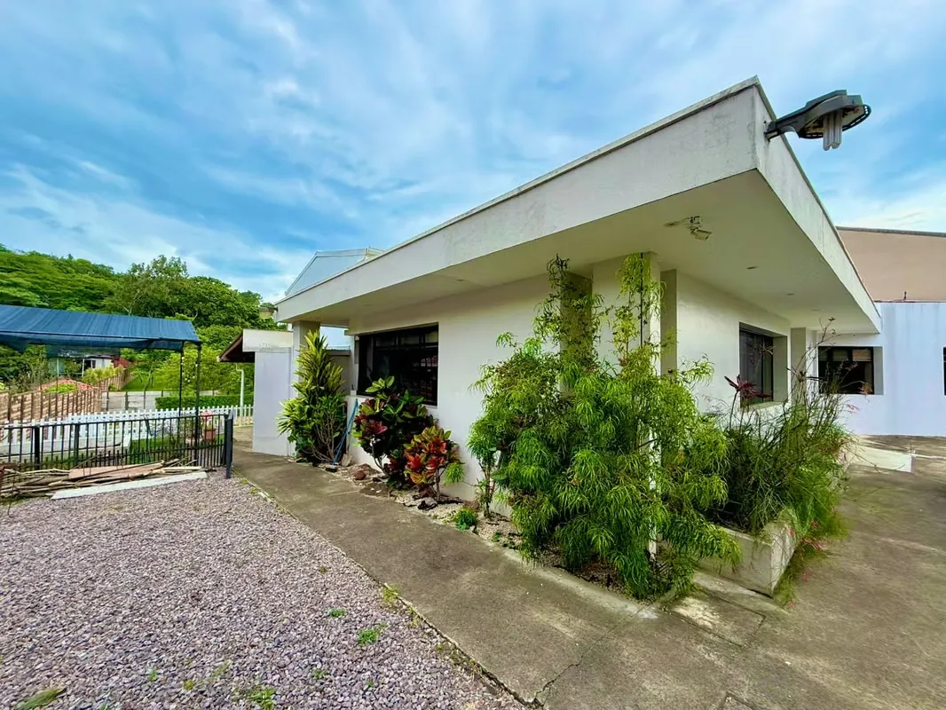 ESCAZU GUACHIPELIN LARGE HOUSE WITH POOL IN RESIDENTIAL, photo 3