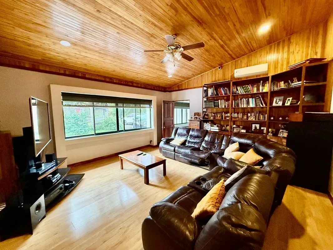 ESCAZU GUACHIPELIN LARGE HOUSE WITH POOL IN RESIDENTIAL, photo 7